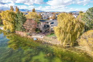 Birds eye view of property featuring a mountain view