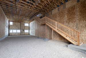 Miscellaneous room with a high ceiling