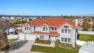 View of front facade featuring a front yard and a garage