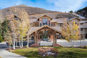 View of front of property featuring a mountain view and a front lawn