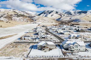 Snowy aerial view with a mountain view