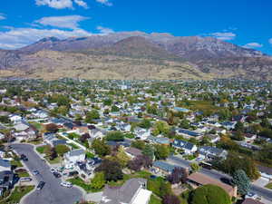 Aerial view with a mountain view