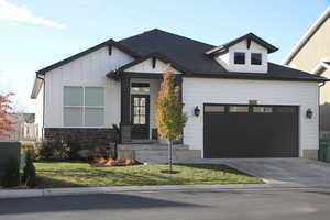 View of front facade featuring a front yard