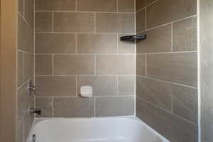 Bathroom with tiled shower / bath