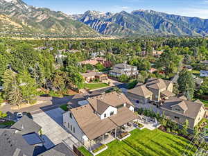 Aerial view with a mountain view