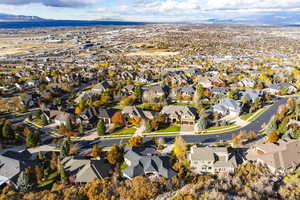 Bird's eye view with a mountain view