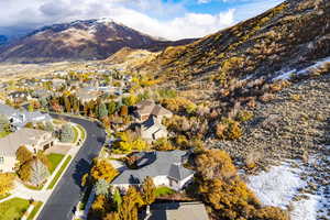 Birds eye view of property featuring a mountain view