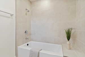 Bathroom featuring tiled shower / bath combo