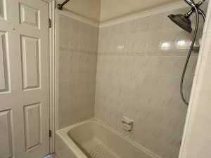 Bathroom featuring tiled shower / bath combo