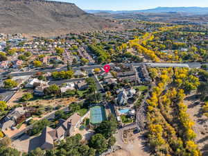 Birds eye view of property featuring a mountain view