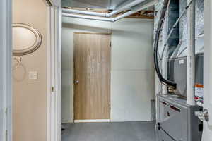 Laundry room and mud room. Entrance from the garage.