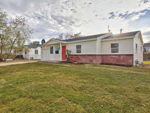 View of front of property featuring a front yard