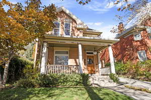 View of front of property featuring a porch and a front yard