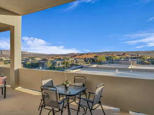 Balcony featuring a mountain view