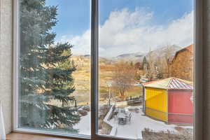 Entryway featuring a mountain view