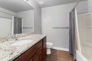 Full bathroom featuring vanity, toilet, and shower / bath combo