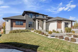 View of front of house featuring a front yard