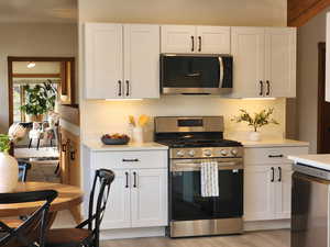 Gas Range, Undercabinet Lighting!