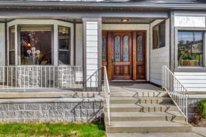 Iconic Front Porch. Many Neighbors Walk By All Day!