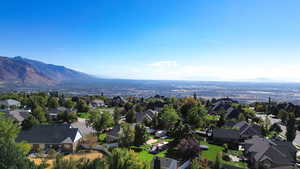 Birds eye view of property featuring a mountain view