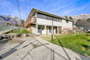 View of front of house featuring a mountain view and a front yard