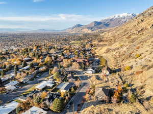 Birds eye view of property featuring a mountain view