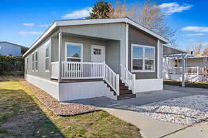 Manufactured / mobile home featuring a porch