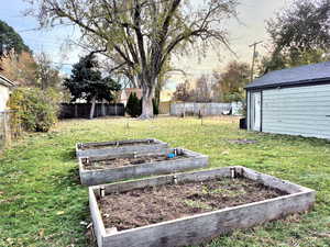 View of yard featuring a storage shed