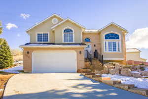 Beautiful home in NE Layton. Backs onto Sun Hills Golf Course