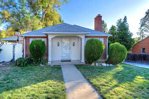 View of front of property featuring a front yard