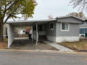 Manufactured / mobile home with a carport