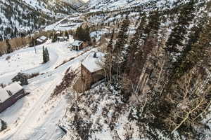 Snowy aerial view featuring a mountain view