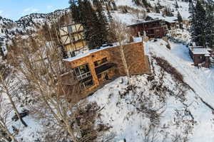 Snowy aerial view featuring a mountain view