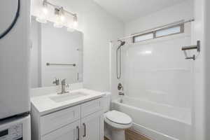 Apartment Full bathroom with laundry