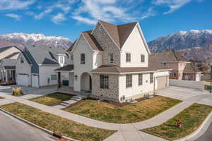 View of front facade featuring a mountain view and a front yard