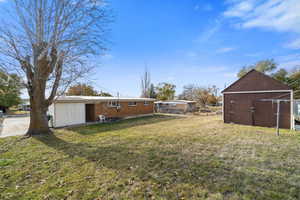 View of yard featuring a shed