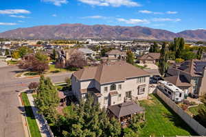 Bird's eye view with a mountain view