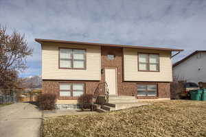 Bi-level home featuring a front yard