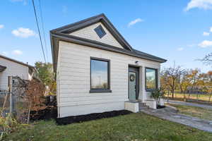 View of front of house featuring a front lawn