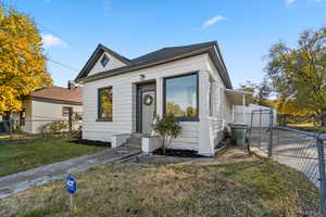 View of front facade with a front yard