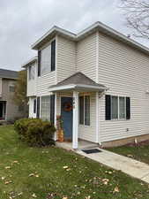 View of front facade featuring a front yard