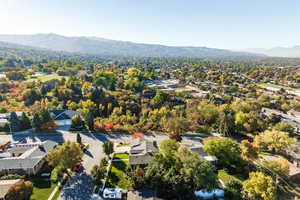 Aerial view with a mountain view