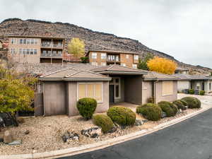 Prairie-style house with a mountain view