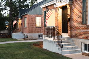 Property entrance featuring a yard