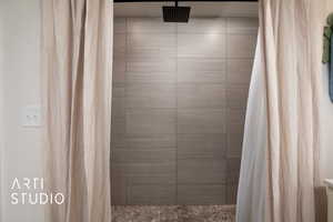 Room details with a shower with curtain