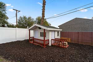 View of yard featuring a shed