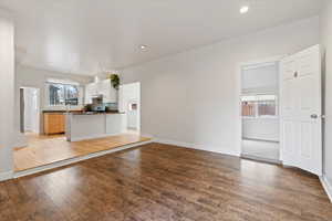 Family room with lots of natural light, connected to the kitchen which makes it an excellent space for guests