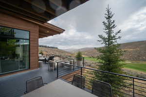 Balcony with a mountain view and an outdoor living space