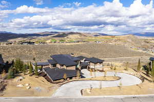 Aerial view with a mountain view