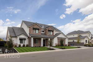 View of front facade featuring a front yard